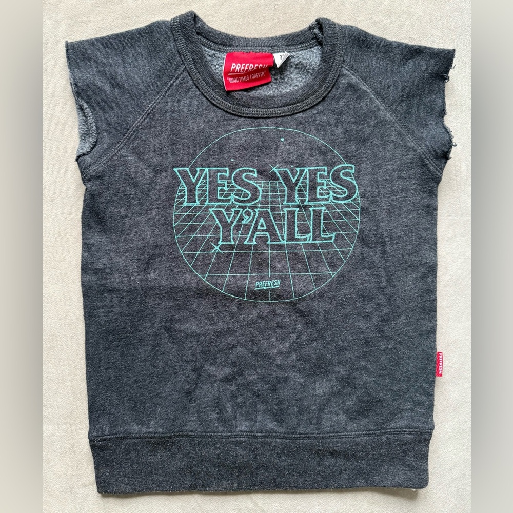 PREFRESH “Yes Yes Y’all” Charcoal Gray Cutoff Sleeve Sweatshirt in size 3T